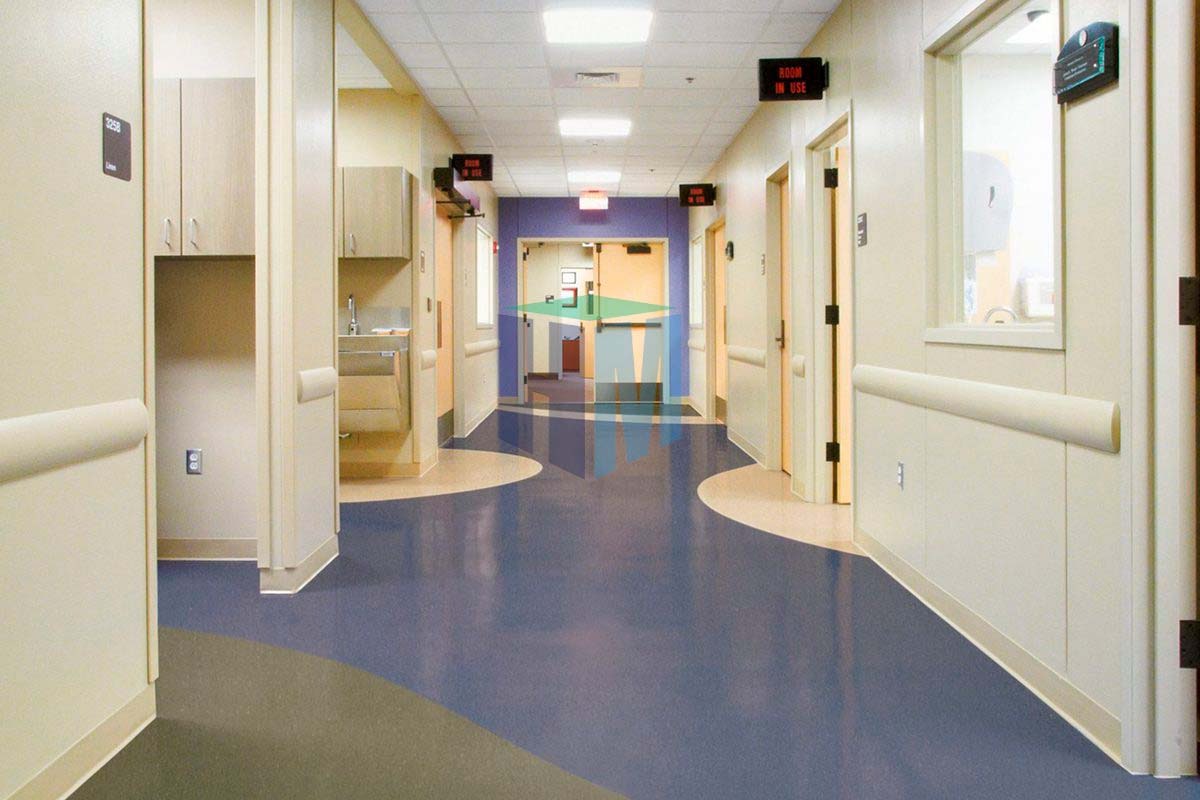 Pasillo clínico con piso vinílico sanitario